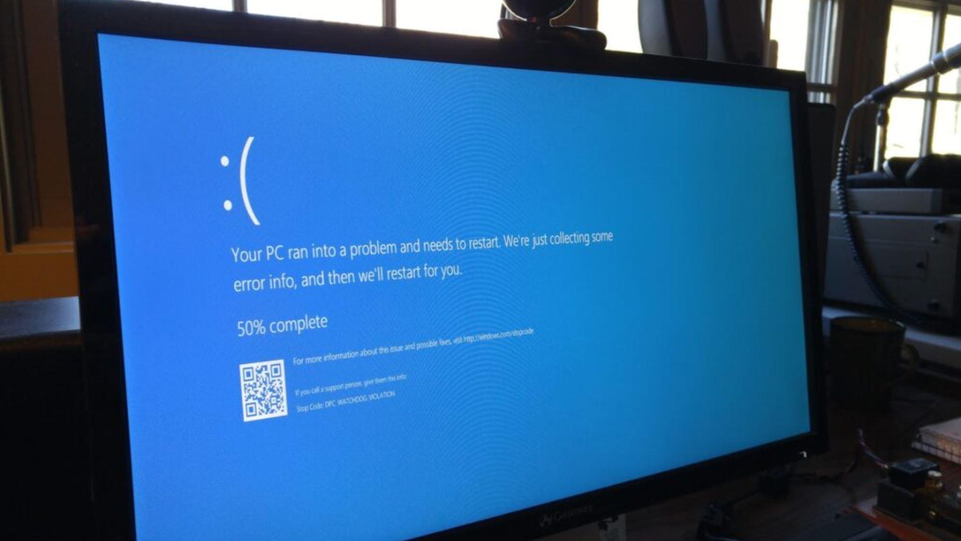 Синий экран без надписей. Синий экран. Экран смерти Windows 10. Синий экран Windows 10. BSOD Windows 10.