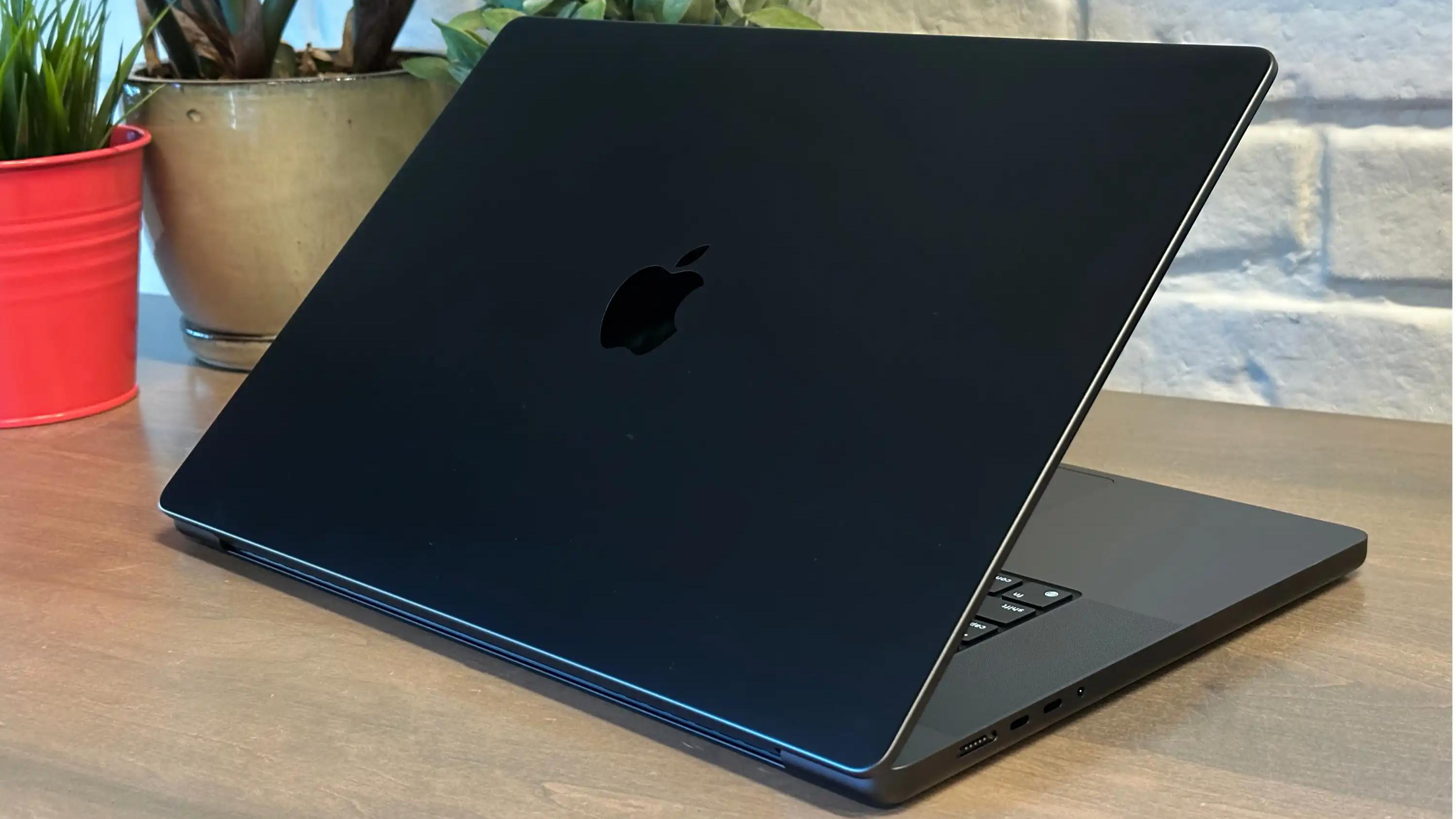 Macbook Pro за 540 тысяч рублей проверили в современных видеоиграх в 2K