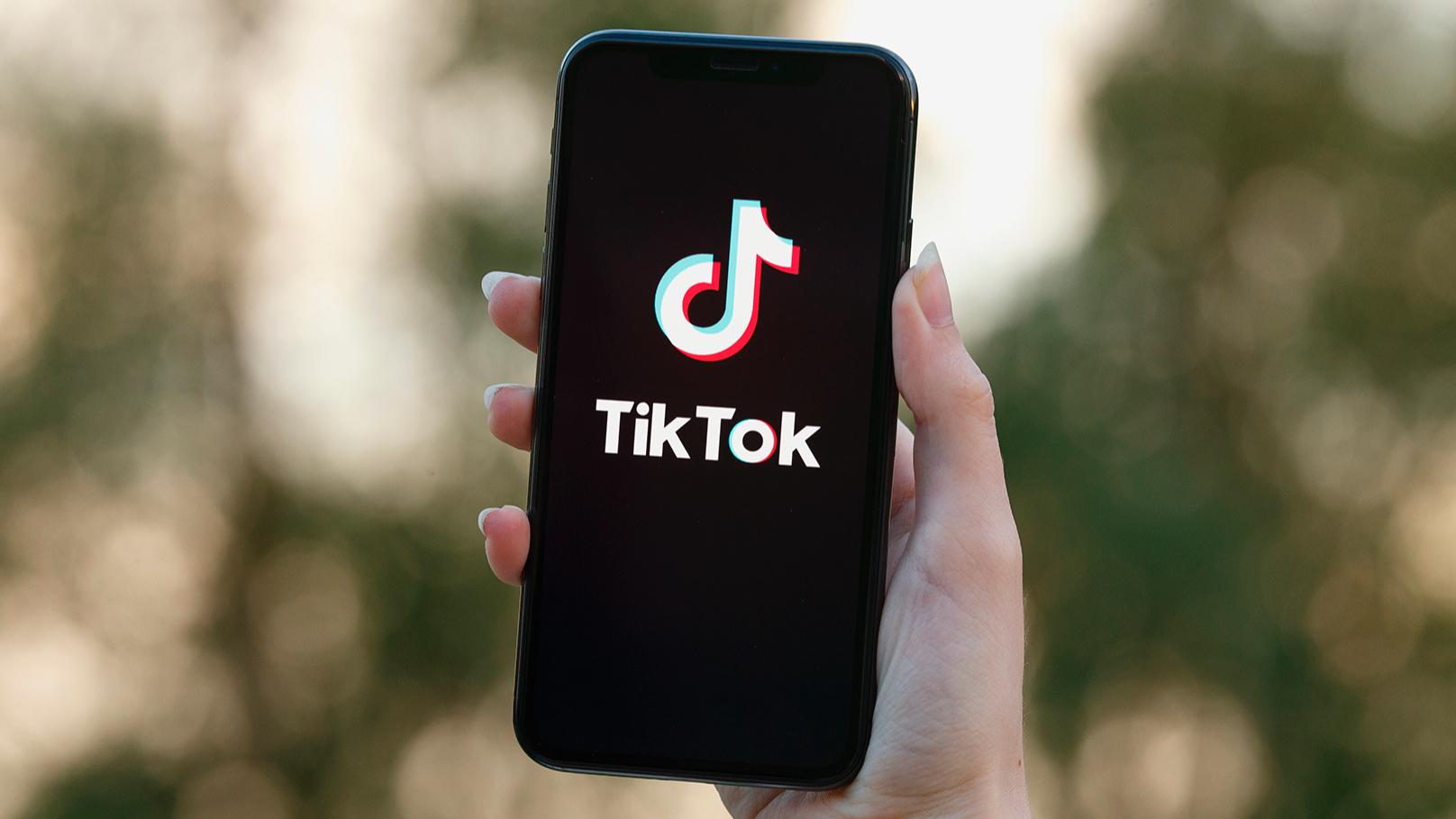 Глава Минцифры ответил на вопрос о будущем TikTok в России