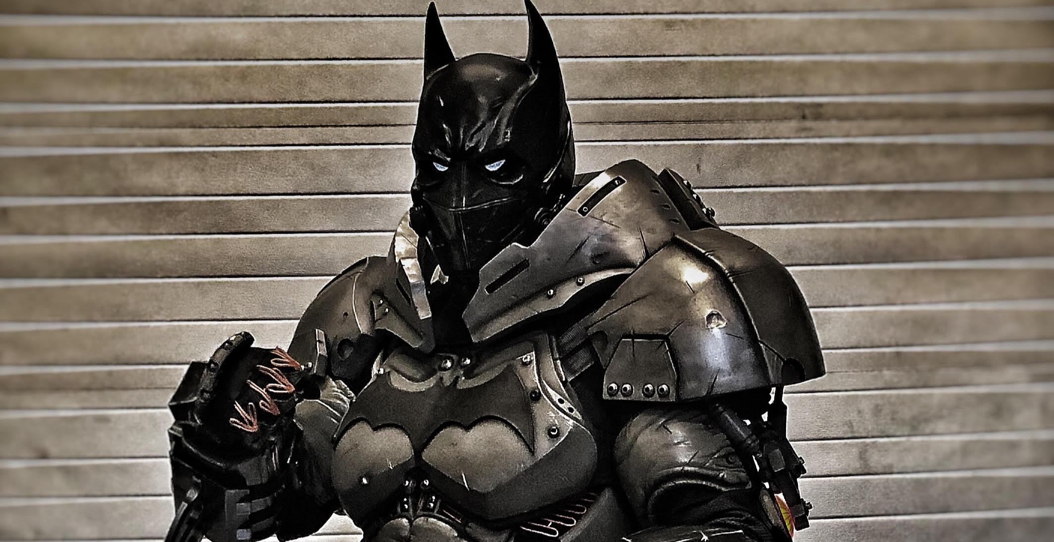 Фанат воссоздал 70-килограммовый костюм Бэтмена из игр Arkham