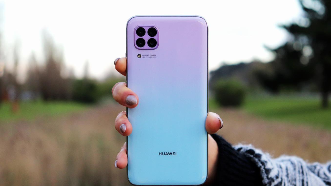 СМИ: Huawei остается в России и активно набирает сотрудников