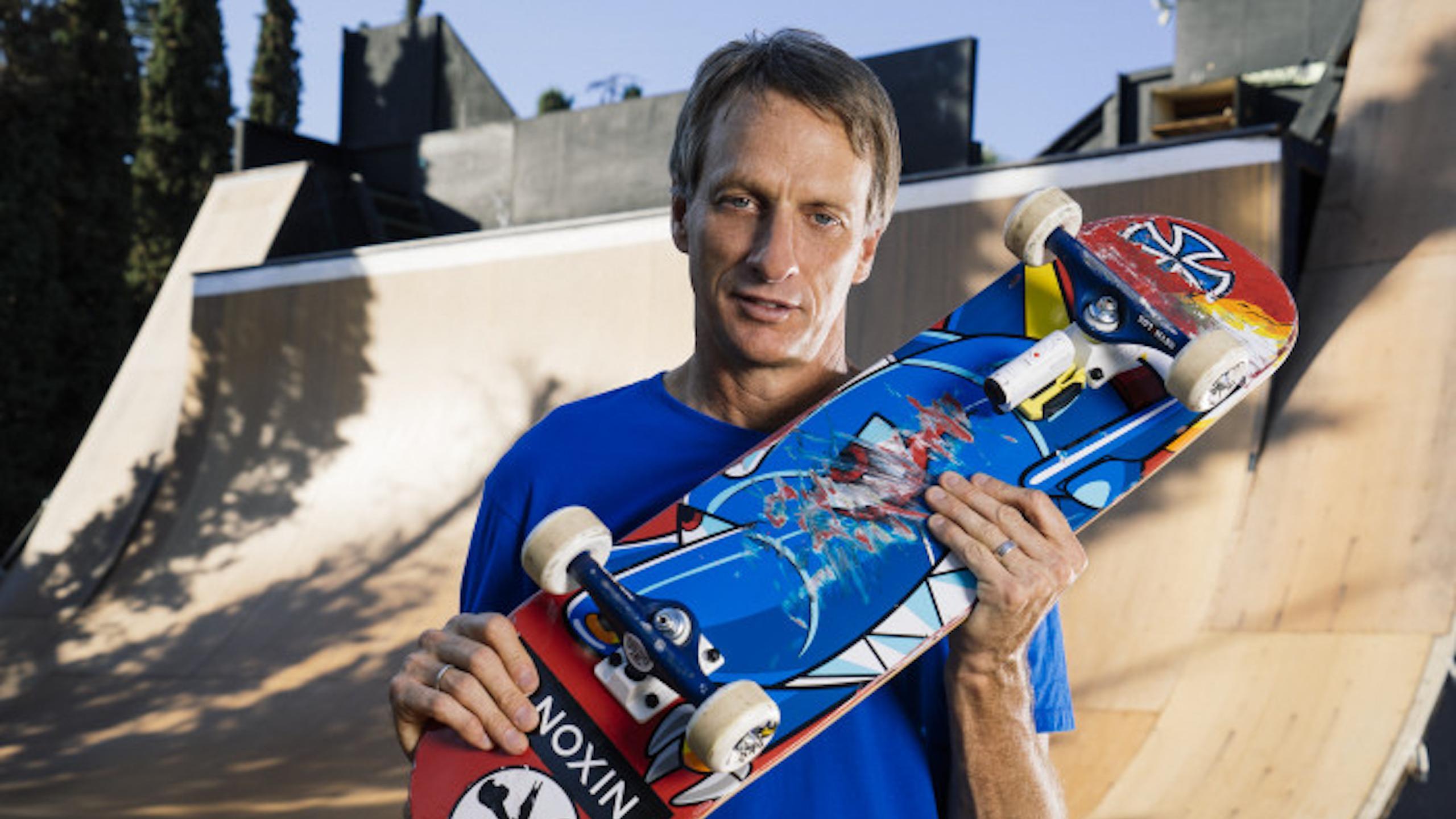 Tony hawk. Тони Хоук. Знаменитый скейтер Тони Хоук. Тони Хоук скейтбордист. Тони Хоук 2021.