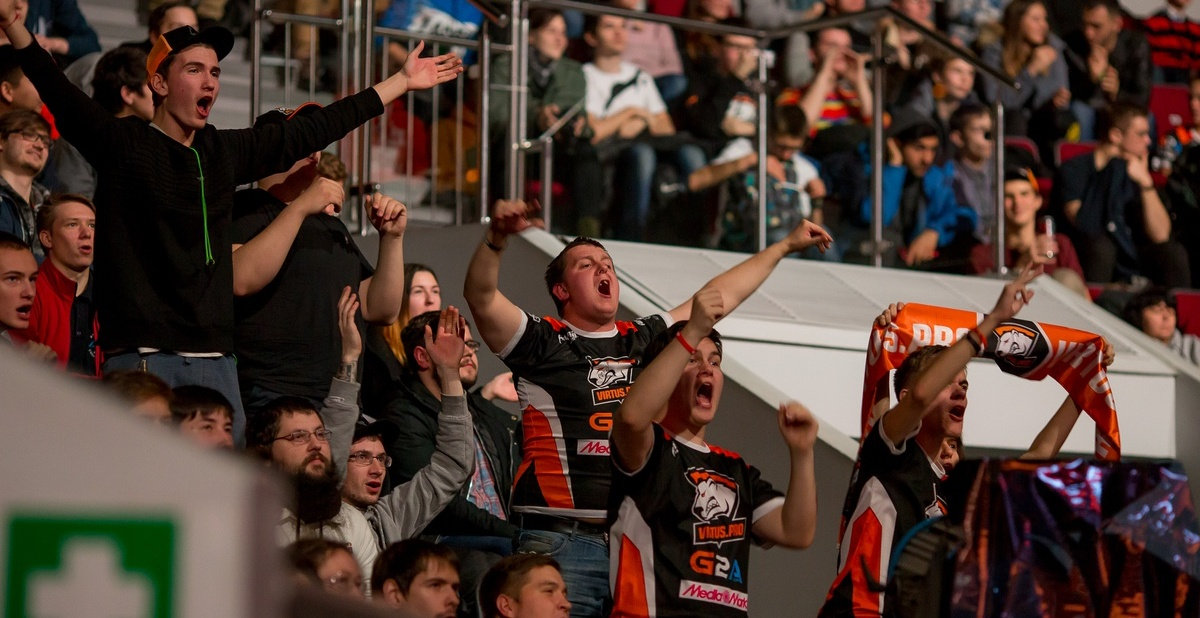 зрители на киберспортивной арене празднуют победу