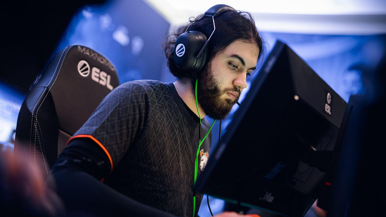 Jame and qikert. Vp hltv. Кот киберспорт. Jame игрок кс го. Snax virtus pro.